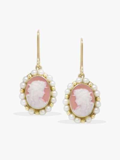 Boucles d'oreilles pendantes - Camée rose serti de perles - Image 1
