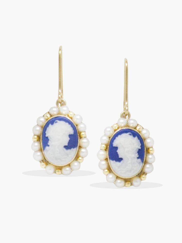 Boucles d'oreilles pendantes - Camée bleu serti de perles - Image 1