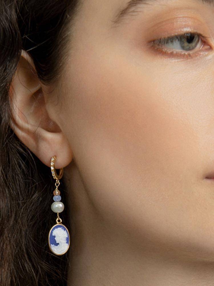 Boucles d'oreilles pendantes - Camée bleu et perles - Image 2