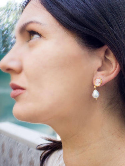 Boucles d'oreilles pendantes - Camée rose avec perles - Image 2