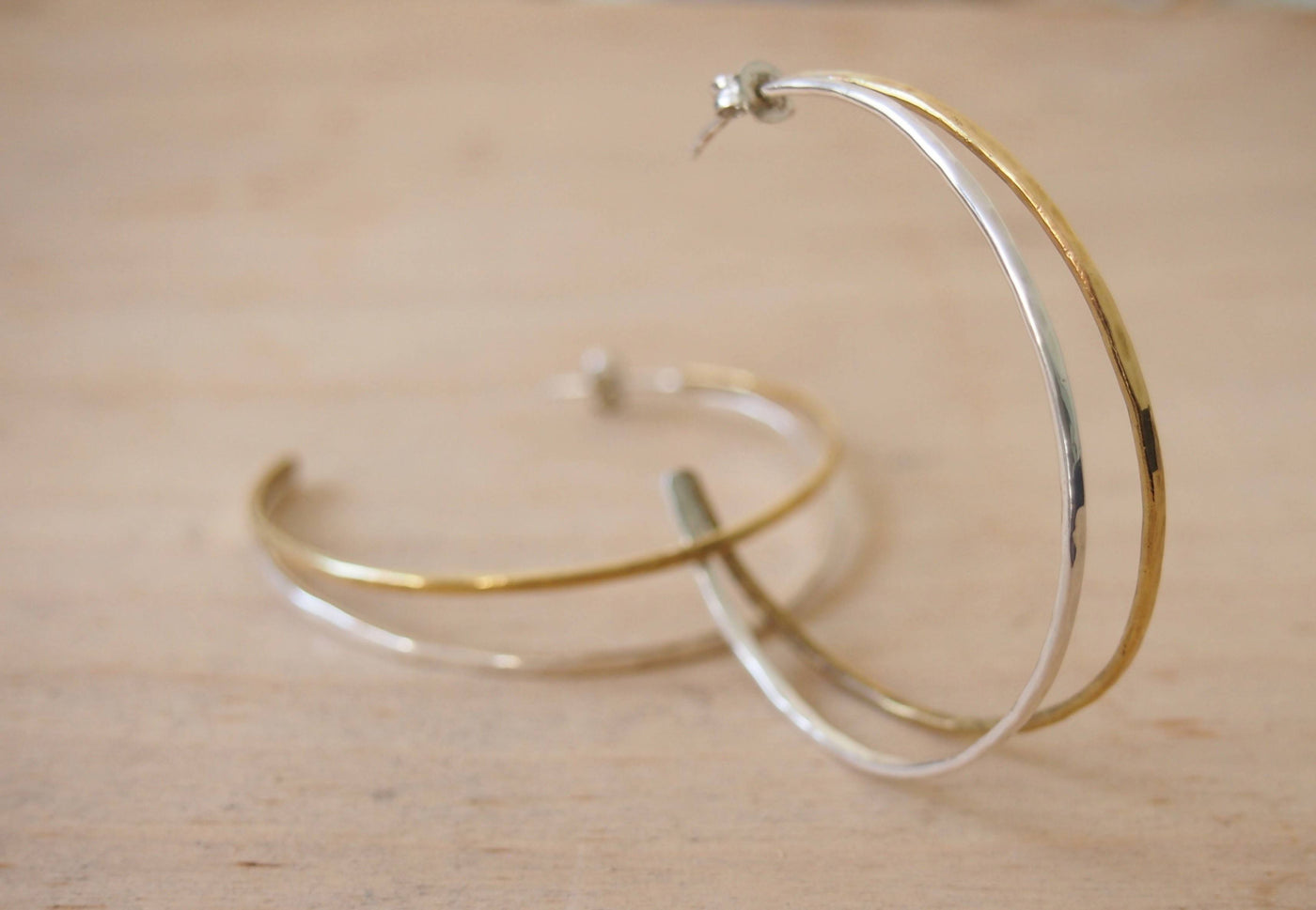 Boucles d'oreilles pendantes - Bi-metal hoops (argent 925 recyclé) - Image 4