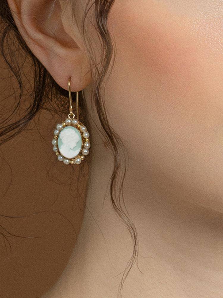 Boucles d'oreilles pendantes - Camée vert serti de perles - Image 2