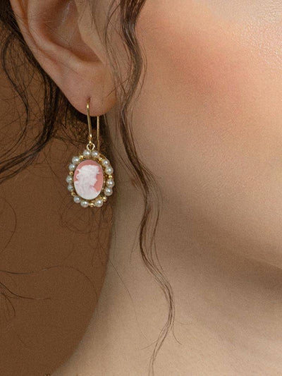 Boucles d'oreilles pendantes - Camée rose serti de perles - Image 2