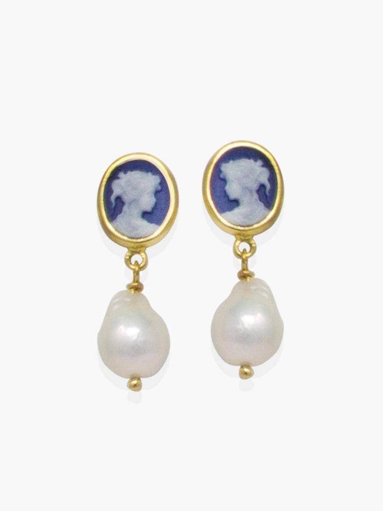 Boucles d'oreilles pendantes - Camée bleu avec perles - Image 1